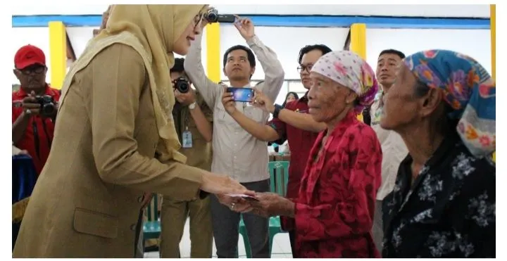 Untuk KPM PKH dan BPNT yang sudah dinyatakan layak sebagai penerima bansos, tercatat ada 13 daerah yang menerima penyaluran bansos tambahan.