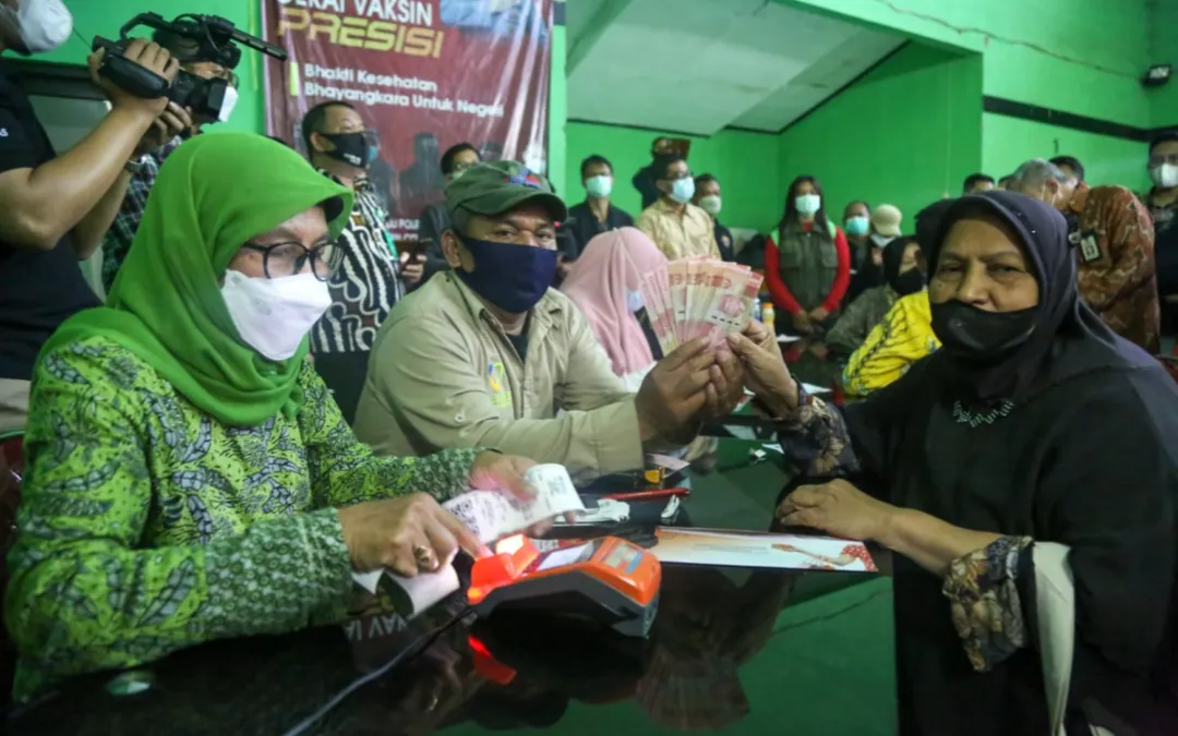 Pencairan bansos PKH dan BPNT November-Desember 2024 diprediksi pertengahan November, dengan kemungkinan pencairan ganda bagi yang belum menerima.