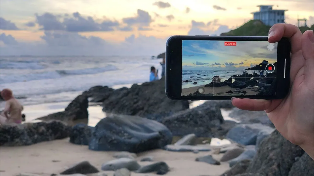 Ilustrasi HP Android yang mirip dengan iPhone.