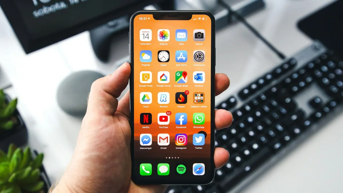 Ilustrasi. Ada banyak penyebab mengapa iPhone bisa cepat panas, salah satunya suhu luar ruangan yang tinggi.