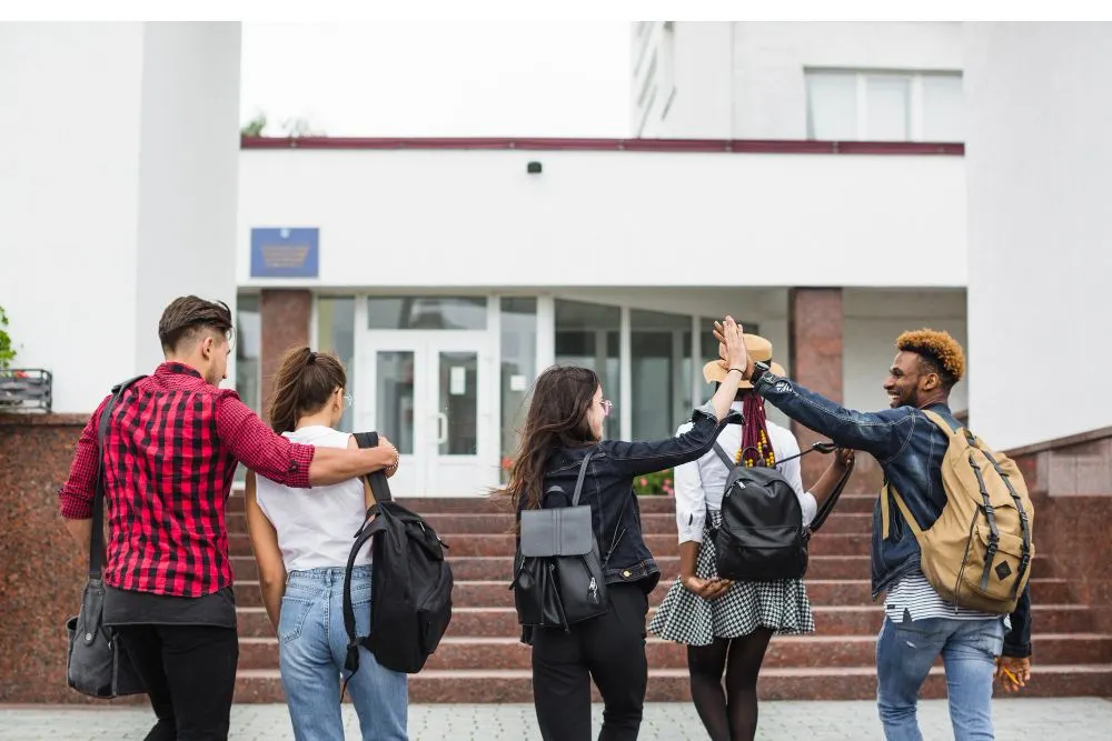 Ada beberapa jurusan kuliah yang lulusannya mampu mendapatkan gaji tinggi saat bekerja bahkan bisa mencapai dua digit.