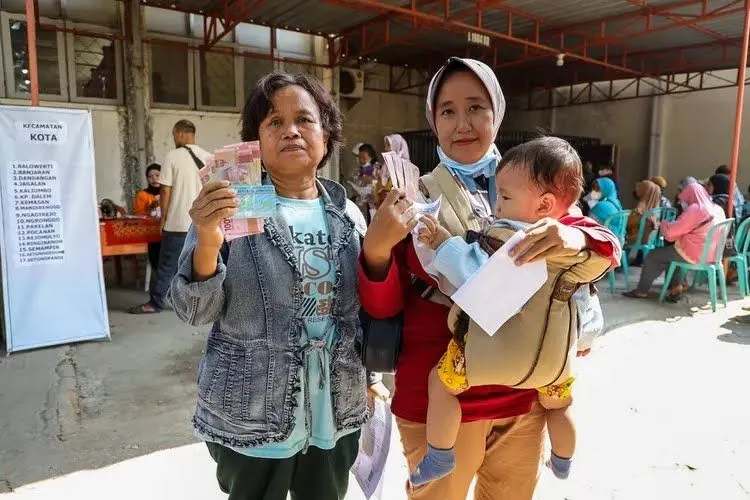Bantuan sosial (bansos) merupakan salah satu upaya pemerintah untuk meringankan beban masyarakat, terutama bagi mereka yang kurang mampu.