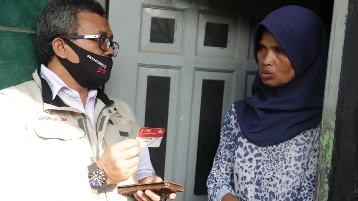 Keluarga Penerima Manfaat (KPM) yang termasuk dalam kategori PKH dan BPNT murni menerima pencairan bansos reguler melalui KKS.