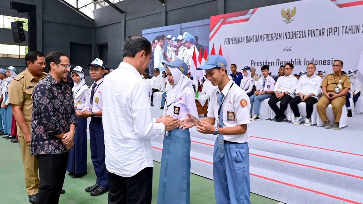 KPM jenjang SD, SMP, SMA, SMK Sederajat yang layak berhak menerima bansos pendidikan non tunai seperti KJP Plus, PKH, dan PIP Kemdikbud.