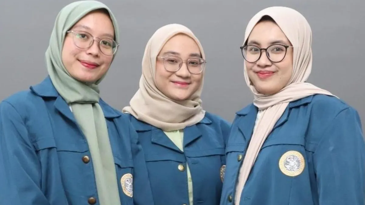 Universitas Airlangga membagi waktu mendapatkan pekerjaan pertama menjadi dua yaitu sebelum lulus dan setelah lulus.