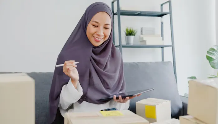 Ada banyak peluang bisnis modal kecil yang bisa membantu ibu rumah tangga menambah penghasilan tanpa meninggalkan rumah.