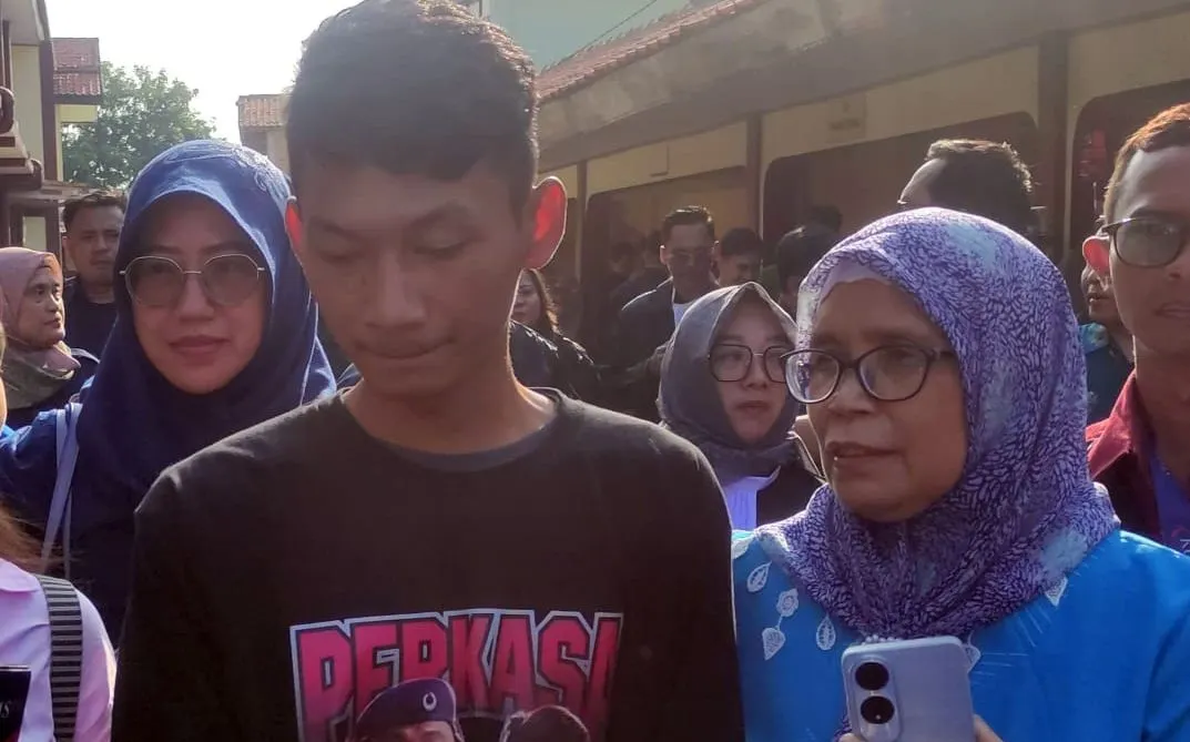 Saka Tatal (kiri) dan pengacara Titin Prialianti berjalan usai mengikuti sidang PK di Pengadilan Negeri Cirebon.