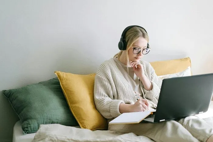 Ilustrasi pekerjaan online cuma modal HP atau laptop dan internet.