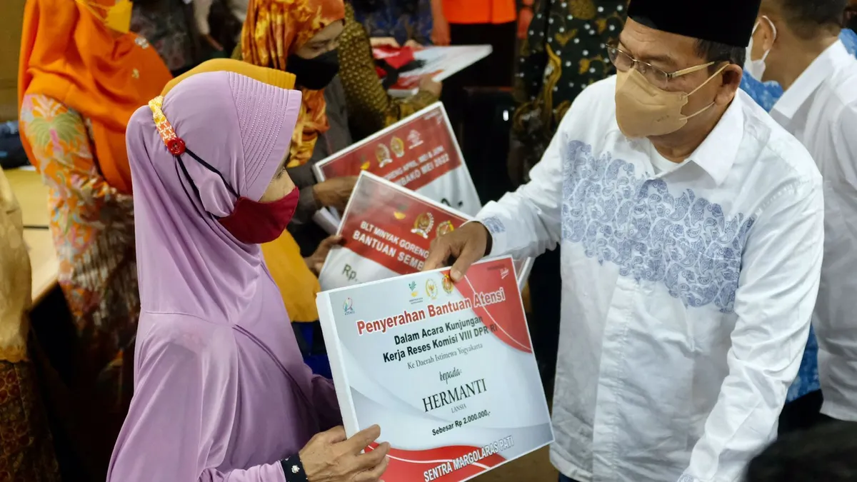 Salah satu jenis bantuan yang bisa dinikmati oleh anak-anak Indonesia adalah bantuan sosial atensi bagi Yatim Piatu atau bansos Yapi.