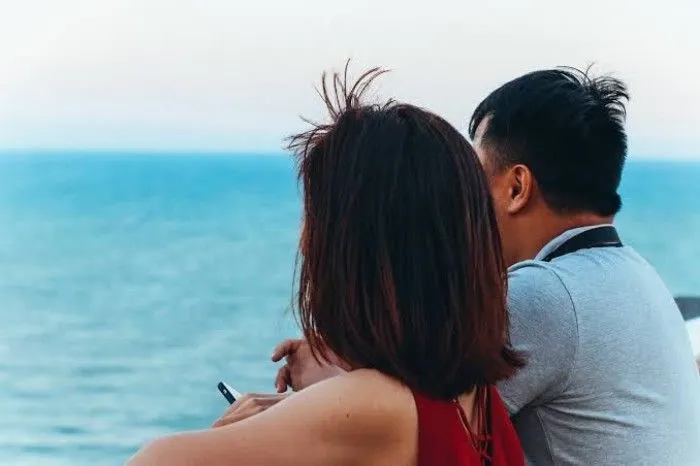 Seseorang mungkin berpura-pura cinta karena alasan tertentu, seperti mencari keuntungan pribadi atau merasa nyaman dalam situasi tertentu