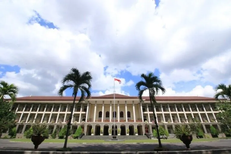 Universitas Gadjah Mada (UGM) masuk dalam jajaran kampus terbaik di Indonesia.