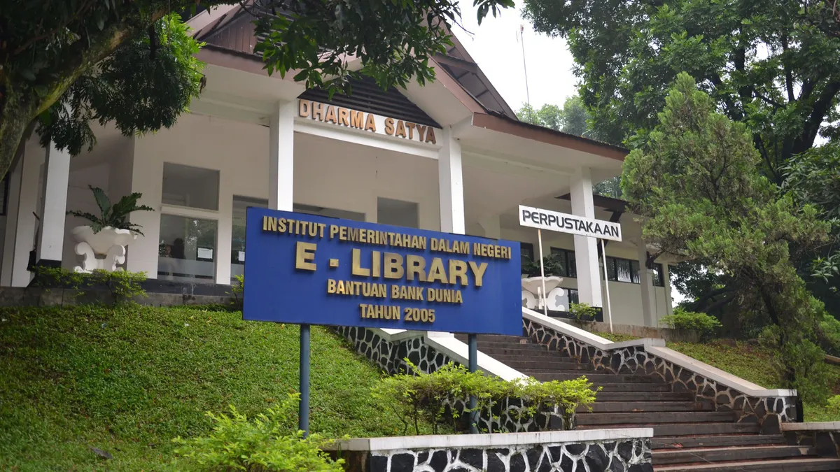 IPDN (Institut Pemerintahan Dalam Negeri).