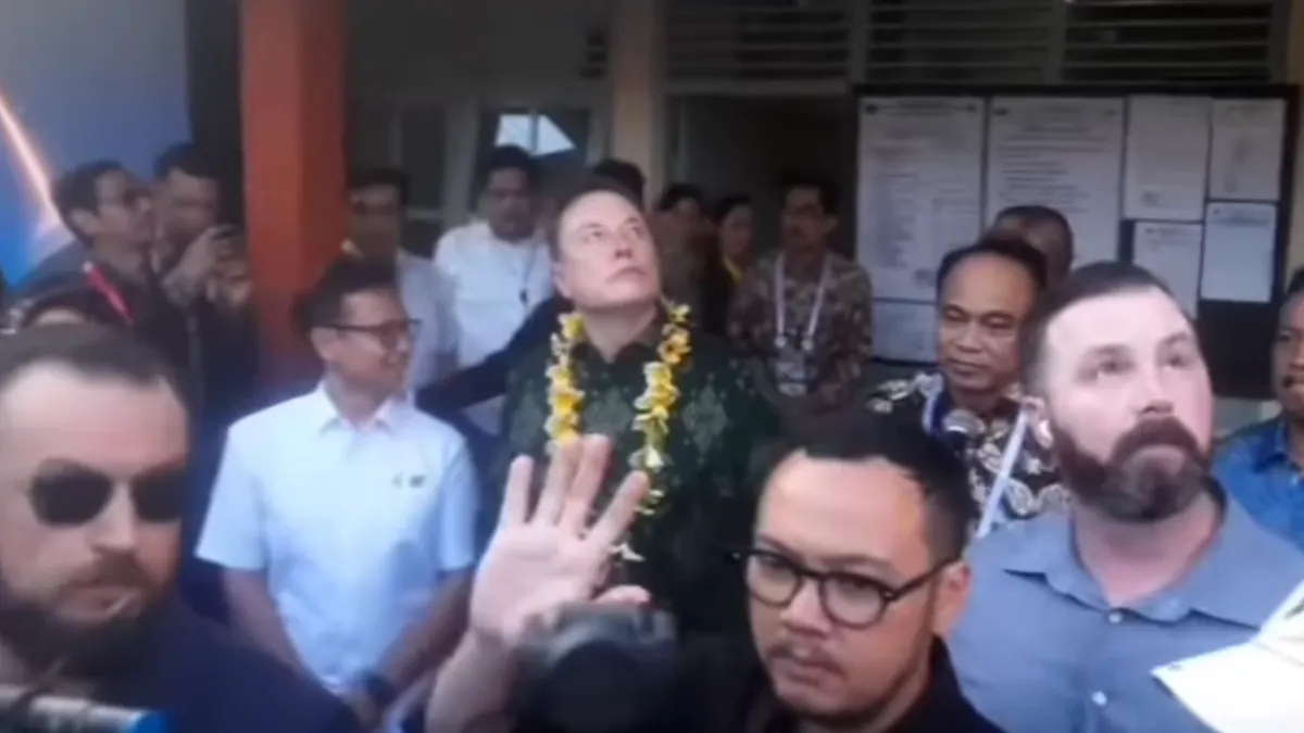 Resmikan Jaringan Internet Starlink di Bali, Ekspresi Elon Musk dan Body Guard Lihat Burung Gereja Jadi Sorotan