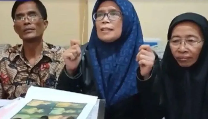 Salah satu kuasa hukum terpidana kasus Vina Cirebon, Titin Prialianti (tengah)