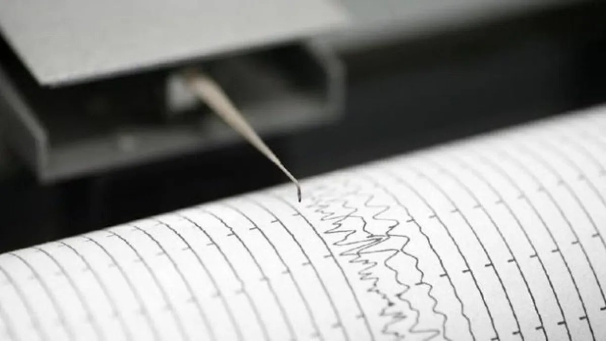Berdasarkan informasi resmi dari Badan Meteorologi, Klimatologi, dan Geofisika (BMKG) waktu gempa yaitu 15-Mei-24 16:42:56 WIB.