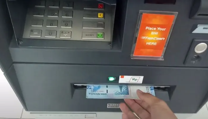Ilustrasi pencairan bansos di ATM