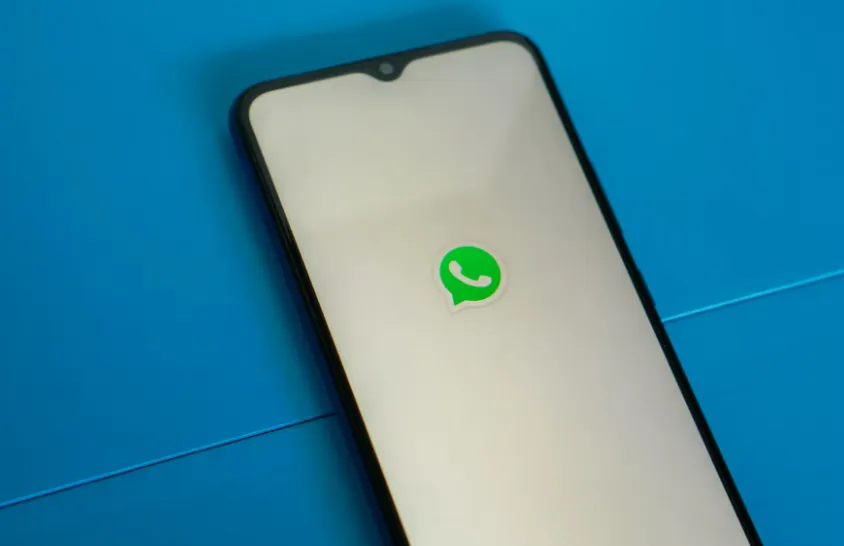 Illustrasi mengembalikan kontak WhatsApp yang hilang.