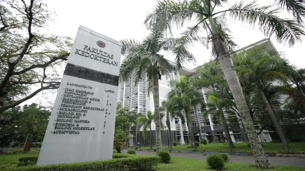 Universitas Gadjah Mada atau UGM menjadi salah satu PTN penghasil lulusan jurusan kuliah Teknik terbaik di Indonesia.