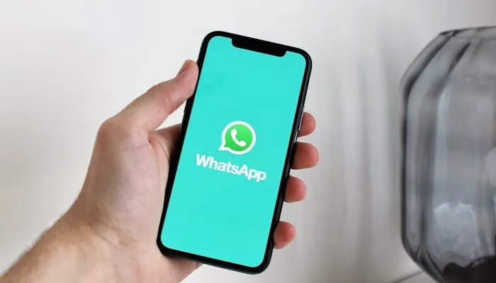 Ilustrasi. WhatsApp menawarkan fitur untuk memperbesar huruf, sehingga pesan menjadi lebih mudah dibaca.