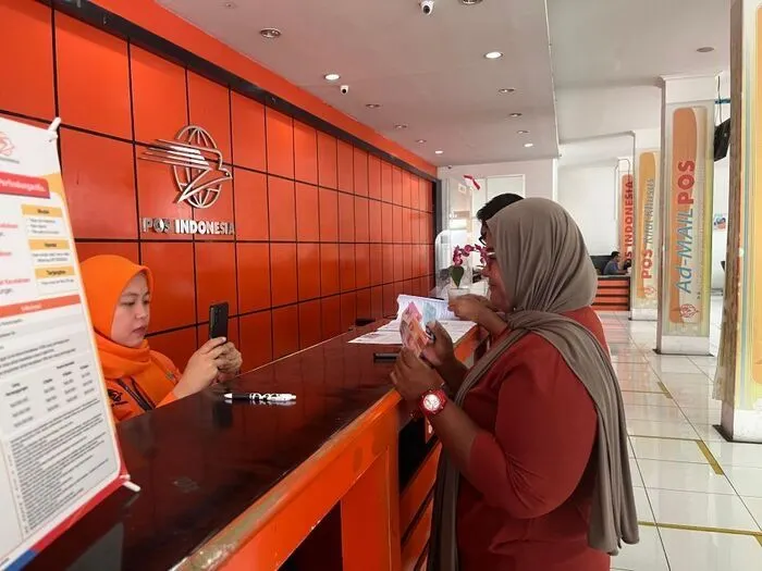 Ilustrasi Pencairan Bansos di PT Pos Indonesia