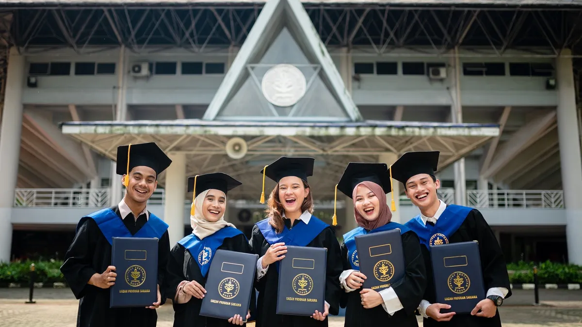 Lulusan Institut Pertanian Bogor (IPB)