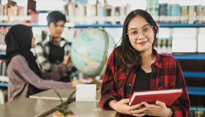 Apa saja jurusan kuliah yang bagus untuk bidang pekerjaan di masa depan? Simak rekomendasi jurusan kuliah yang sulit digantikan AI.