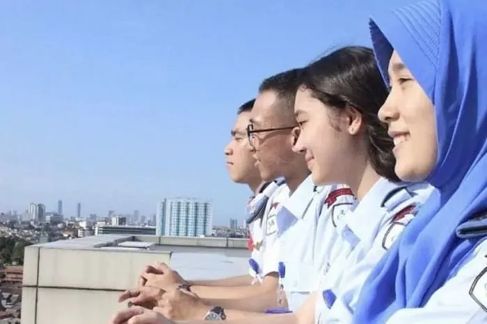 Terdapat banyak instansi yang mewajibkan pendaftarnya memiliki kondisi mata normal atau tidak berkacamata.