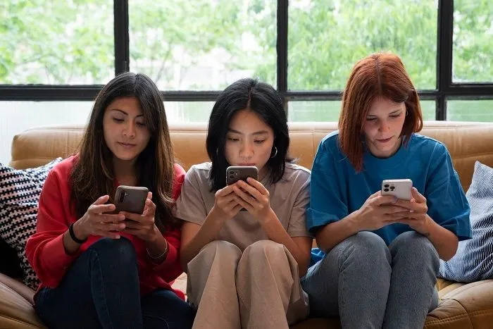 Ilustrasi tips psikologi menghentikan kecanduan Smartphone dan media sosial