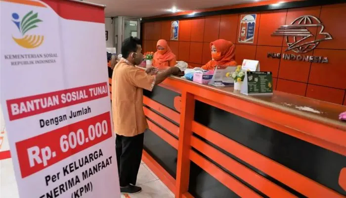 KPM PKH hanya perlu menunggu surat undangan dibagikan oleh pihak PT Pos Indonesia ke rumah.