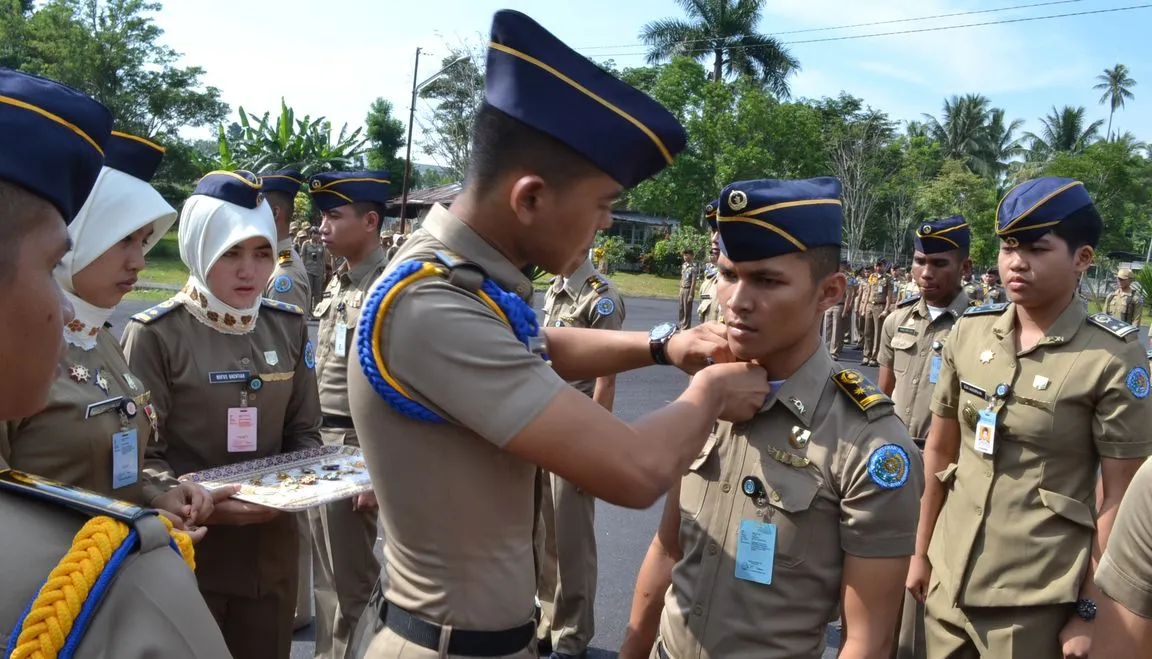 Sekolah kedinasan adalah sebutan untuk perguruan tinggi yang menjalankan pola pendidikan dengan ikatan dinas.