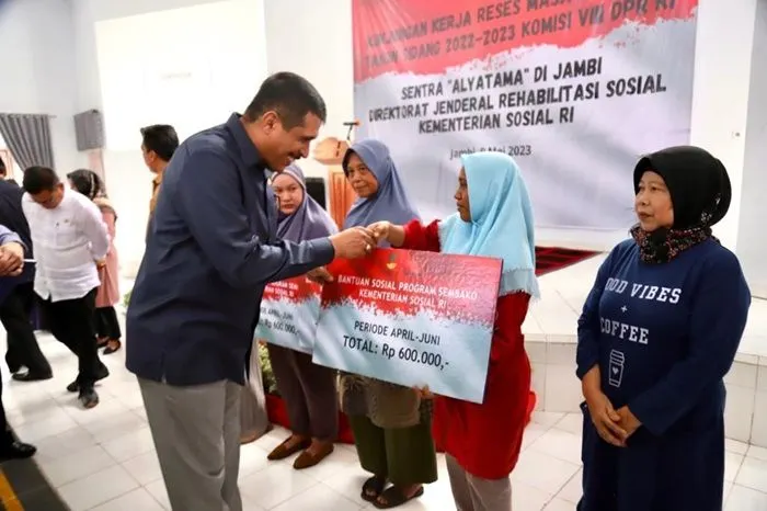 Ilustrasi pencarian bantuan sosial (bansos).
