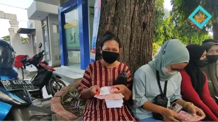Kabar gembira untuk para keluarga penerima manfaat (KPM), sejumlah bantuan sosial (bansos) akan kembali disalurkan hari ini.
