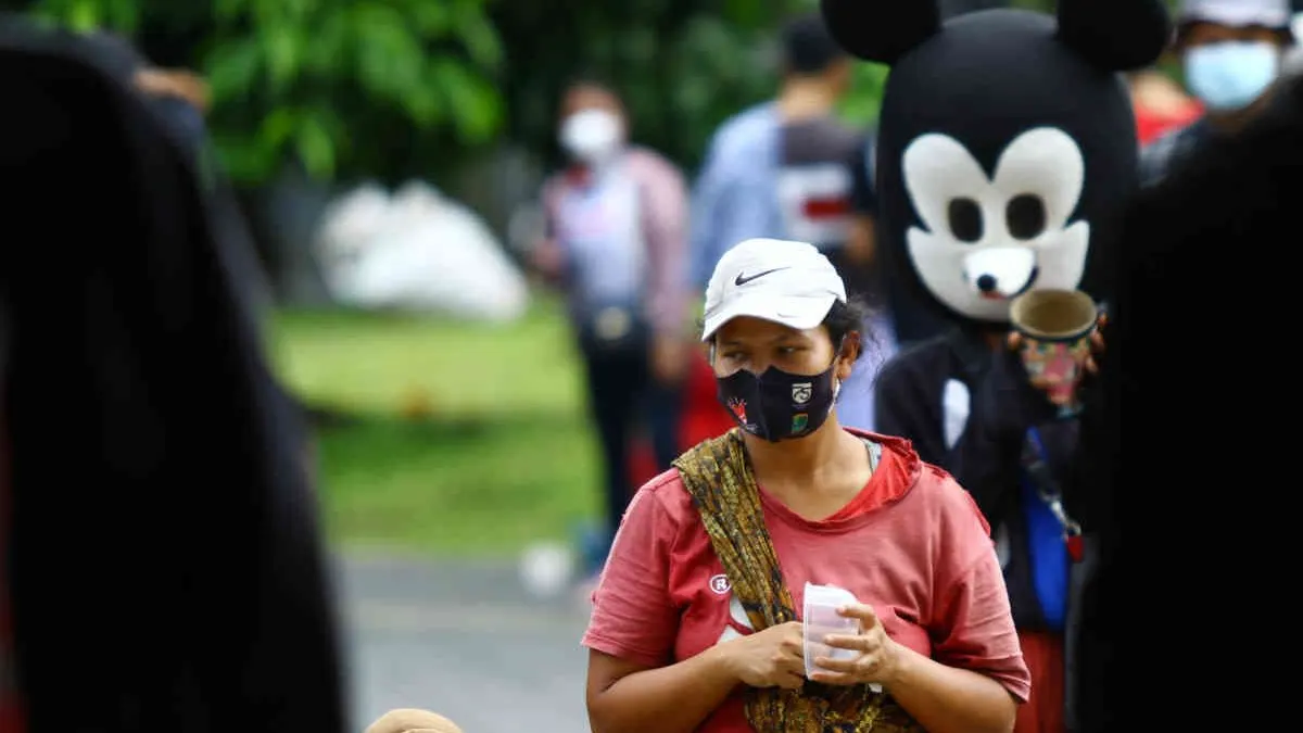 Tercatat sekarang bahwa jumlah penduduk miskin di wilayah DKI Jakarta menurun 0.14 persen dengan total 464.930 orang.