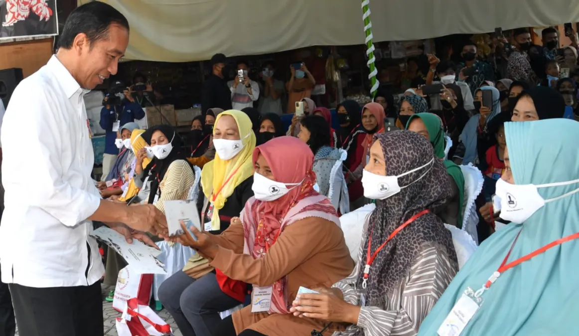 Petugas mengabarkan bahwa saat ini ada pencairan bantuan sosial dengan nominal Rp400 ribu.