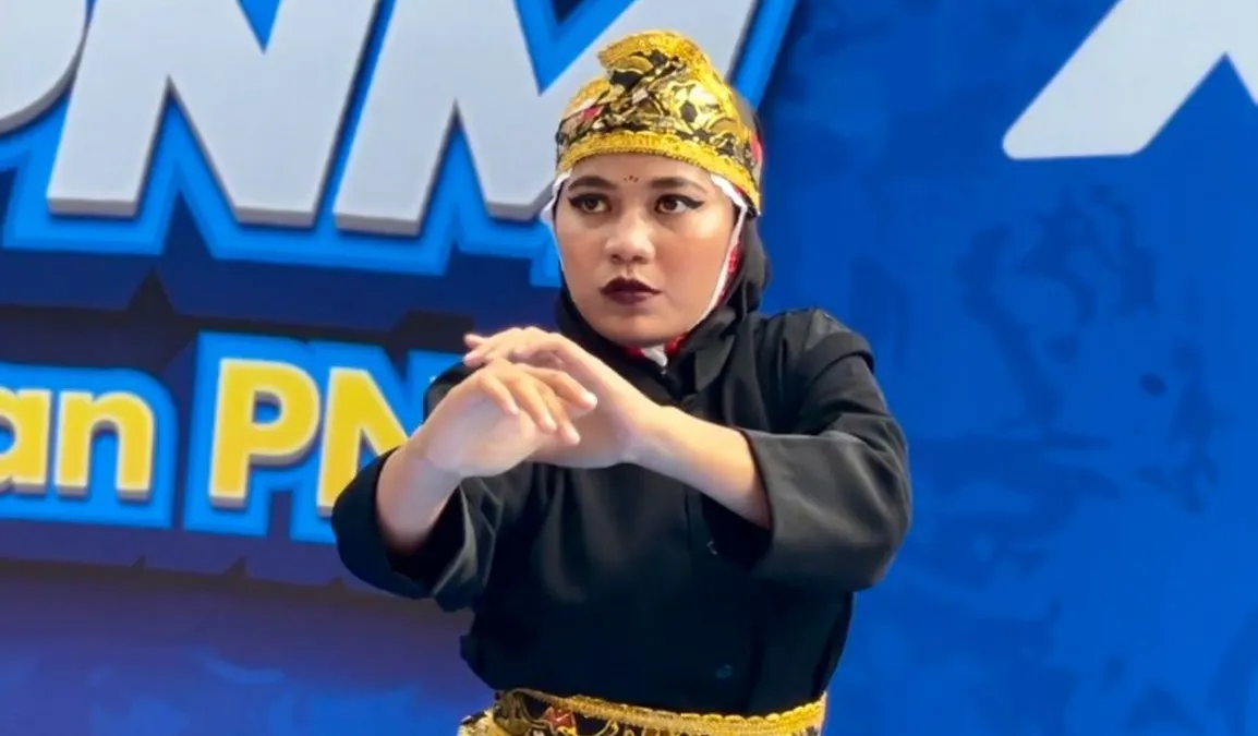 Mila, dengan perjalanan yang mencerminkan ketangguhan dan dedikasi, mulai dari prestasi sebagai atlet pencak silat hingga menjadi pilar utama dalam keluarga dan dalam lingkungan kerja kami di PNM.