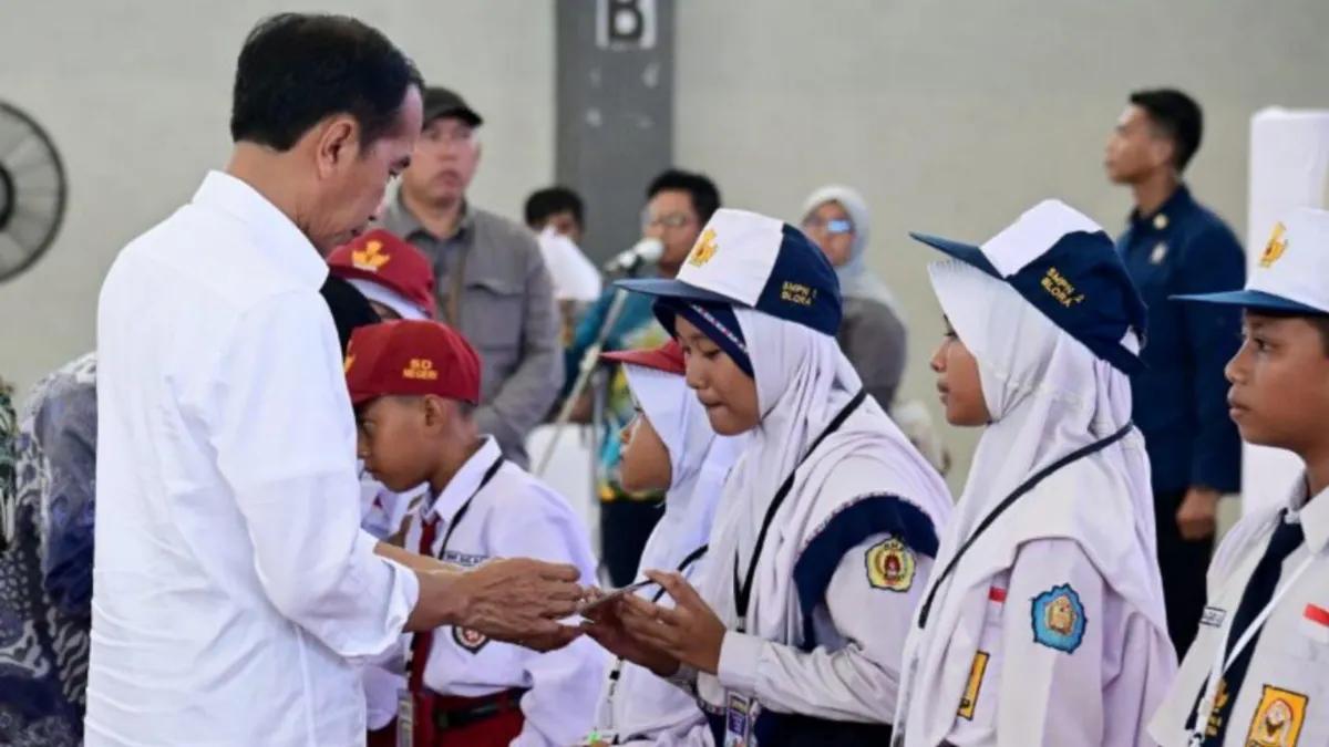 Untuk bisa mendapatkan bansos PIP, orang tua atau wali murid calon penerima manfaat perlu melakukan pengajuan melalui instansi sekolah.