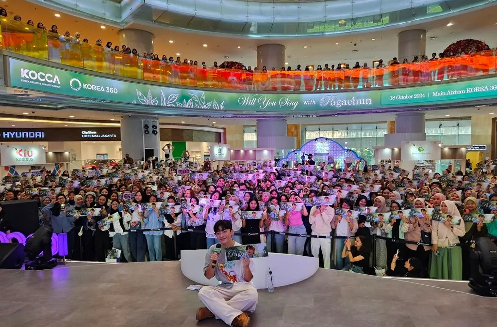 Penyanyi solo muda asal Korea, Pagaehun, saat tampil dalam acara 'Will You Sing with Pagaehun' yang diselenggarakan oleh KOREA 360 berkat kolaborasi antara KOCCA Indonesia dan WITHMUU Indonesia.