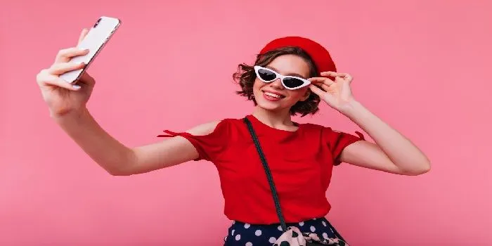Mereka yang menggunakan foto selfie untuk foto profil, akan menunjukkan kepribadian  berbeda dengan yang menggunakan foto bersama pasangan. 
