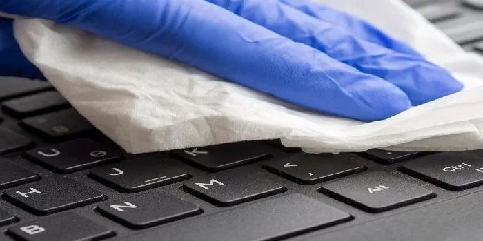 Keyboard merupakan salah satu komponen vital dalam sebuah laptop maupun PC yang tidak dapat dibersihkan secar asal-asalan. 