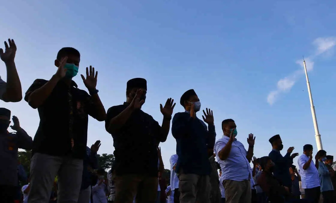 Dalam momen ini ada dua ibadah yang seringkali diidentikkan dengan Idul Adha, yaitu ibadah haji dan ibadah kurban.