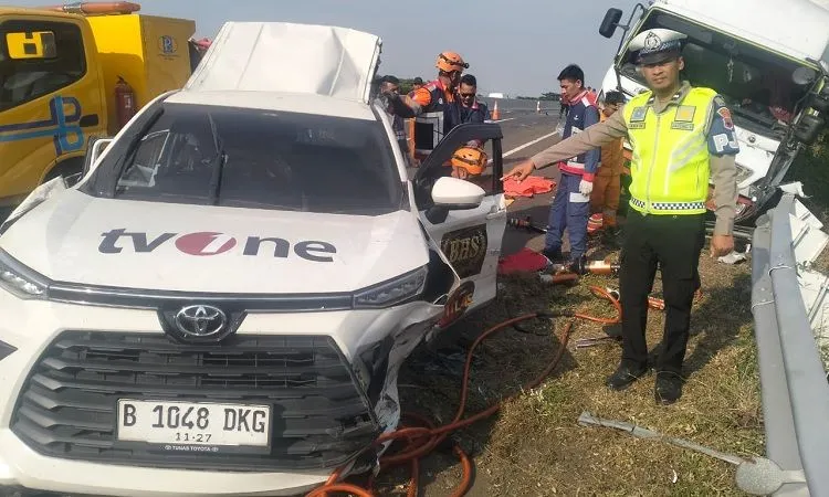 Kendaraan yang ditumpangi kru tvOne dengan plat nomor B 1048 DKG mengalami kecelakaan pada hari ini, Kamis (31/10/2024), di Jalan Tol Jakarta – Pemalang KM 315.