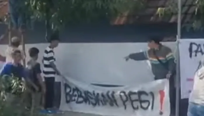 Warga Gelar Aksi Tanda Tangan Petisi di Depan Rumah Abdul Pasren Terkait Kasus Vina Cirebon