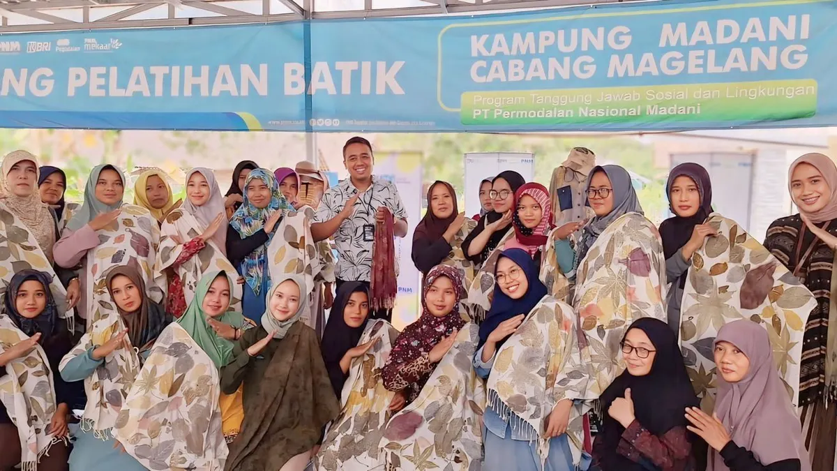 PNM melatih klaster nasabah batik di Kampung Madani Desa Gandusari Magelang agar mampu menghasilkan variasi produk batik.