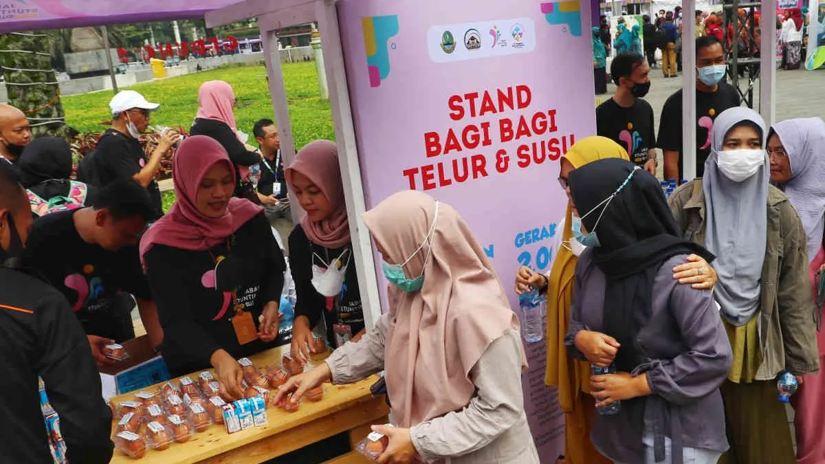 Pembagian telur dan susu di Jabar Stunting Summit 2022.
