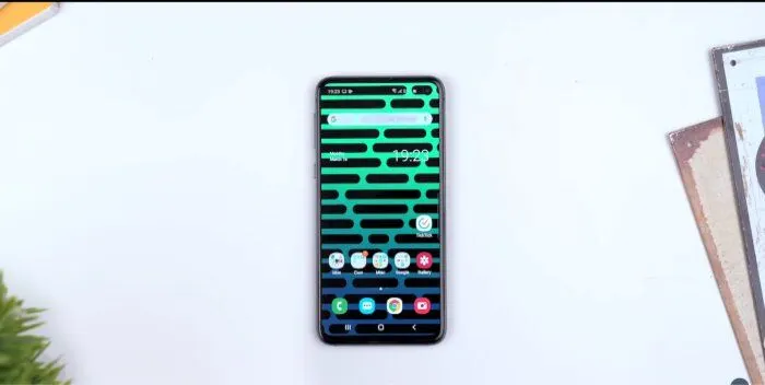 Samsung Galaxy S10e  yang turun harga hingga saat ini.