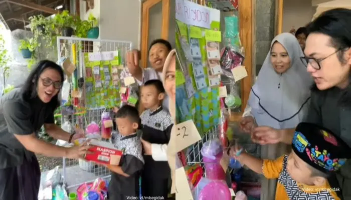 Viral Keluarga Ini Bagi-bagi THR Dibuat Mirip Lotre dan Ada Tantangannya