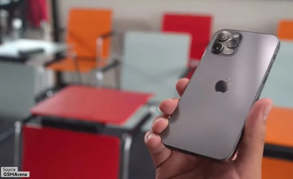 Smartphone Apple ini launching sejak tahun 2020 dengan keempat versi iPhone yakni iPhone 12, iPhone 12 mini, iPhone 12 pro, dan iPhone 12 pr