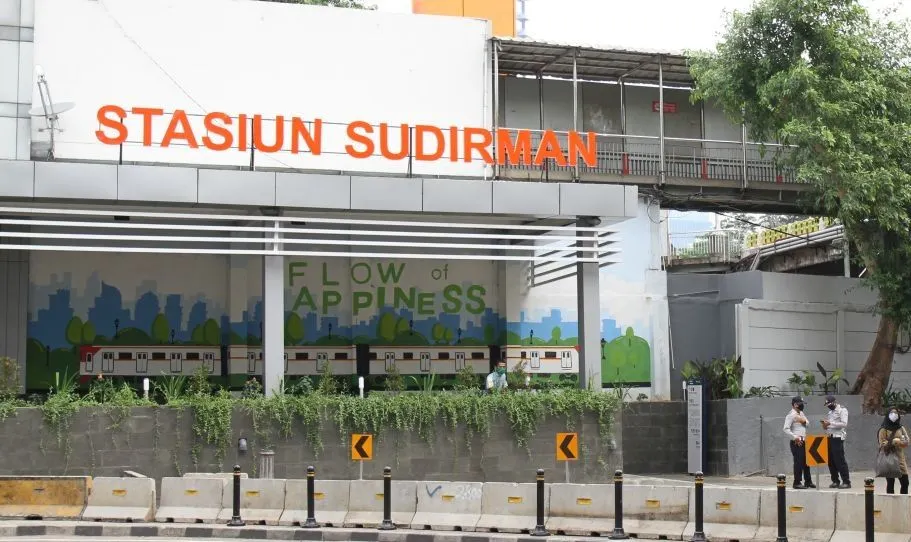 Di sekitar Stasiun Sudirman terdapat sejumlah jajanan dengan harga yang sangat terjangkau bahkan ada camilan yang harganya mulai Rp5.000.