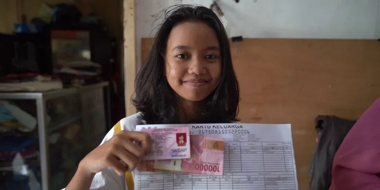 Pemilik ATM BRI maupun Mandiri segera cek sekarang, karena dikabarkan bahwa ada saldo masuk Rp400 ribu khusus bagi KPM ini.