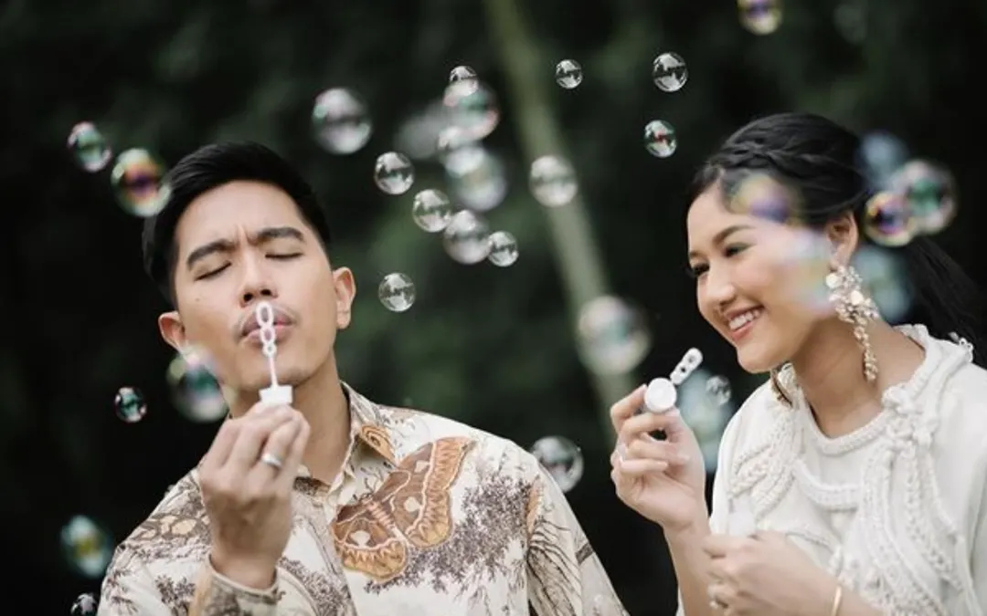 Erina dan Kaesang menjadi perbincangan hangat setelah keduanya terlihat menggunakan jet pribadi untuk perjalanan ke Amerika Serikat.
